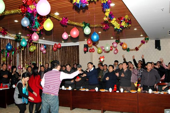 《难忘今宵》全体合唱中羊年吉祥礼品欢乐大派送