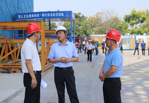 牛小昌副董事长陪同郑州大学吴宏阳副校长现场观摩 .jpg